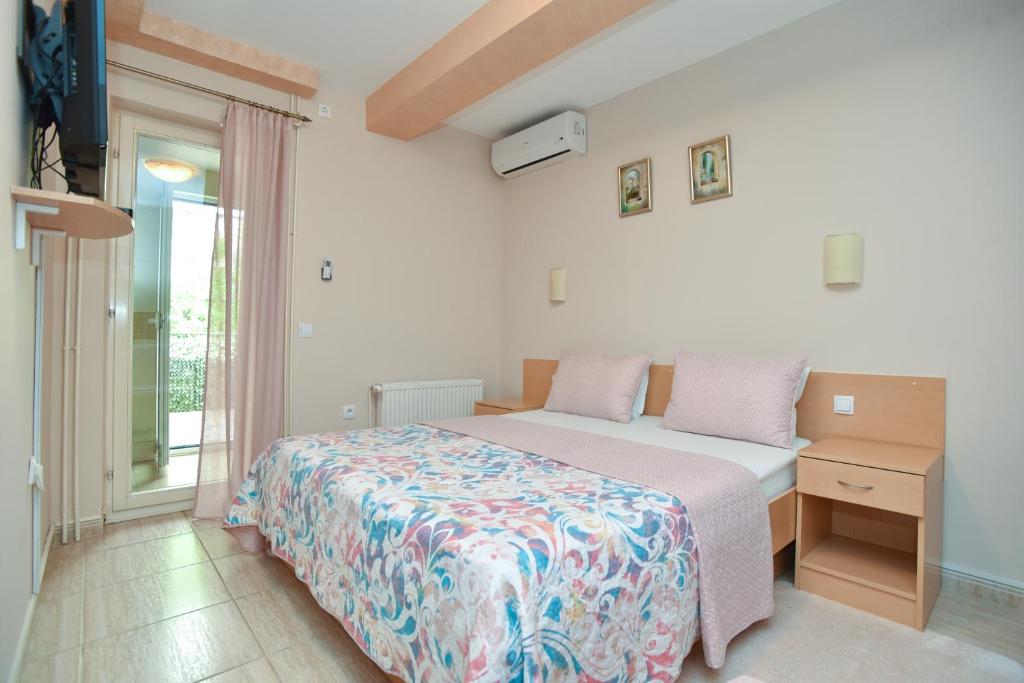 Postel nebo postele na pokoji v ubytování Apartments and Rooms Drago