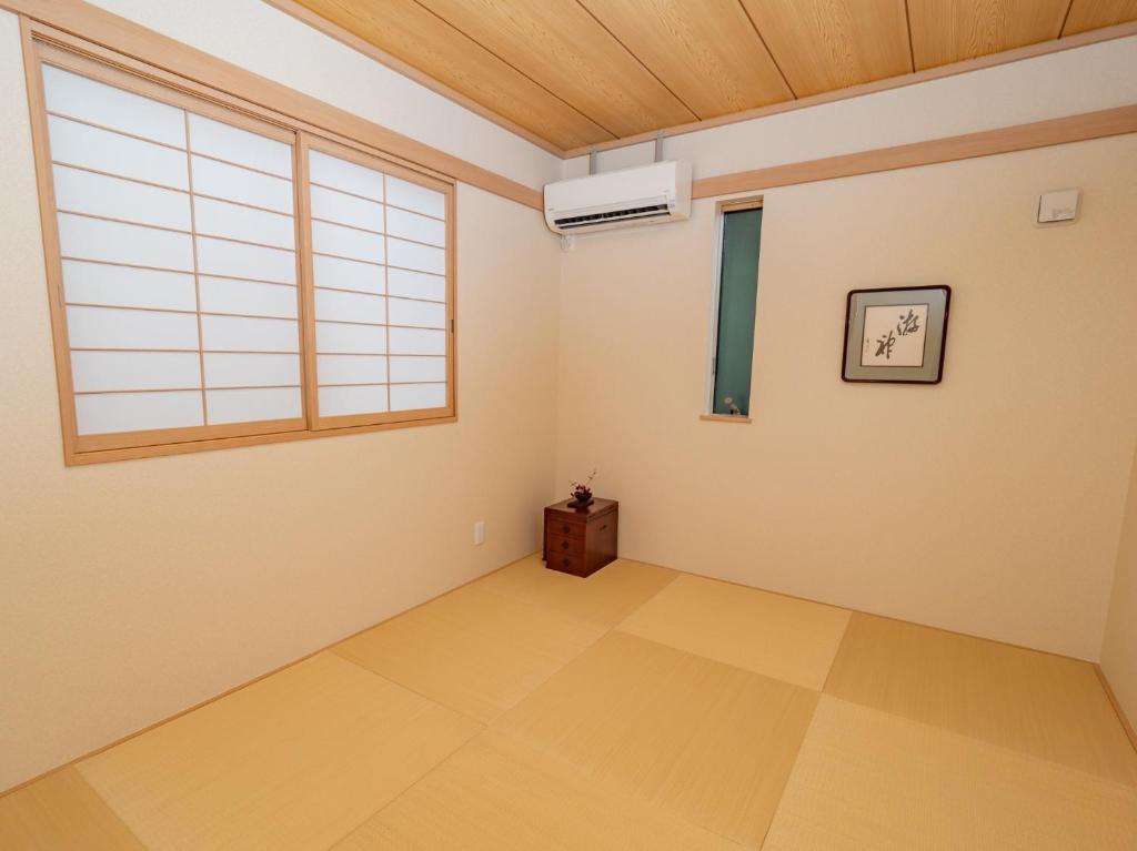 Habitación vacía con ventana y ventilador en Kamakura International House Japanese-style room w Shower Toilette - Vacation STAY 11585 en Kamakura