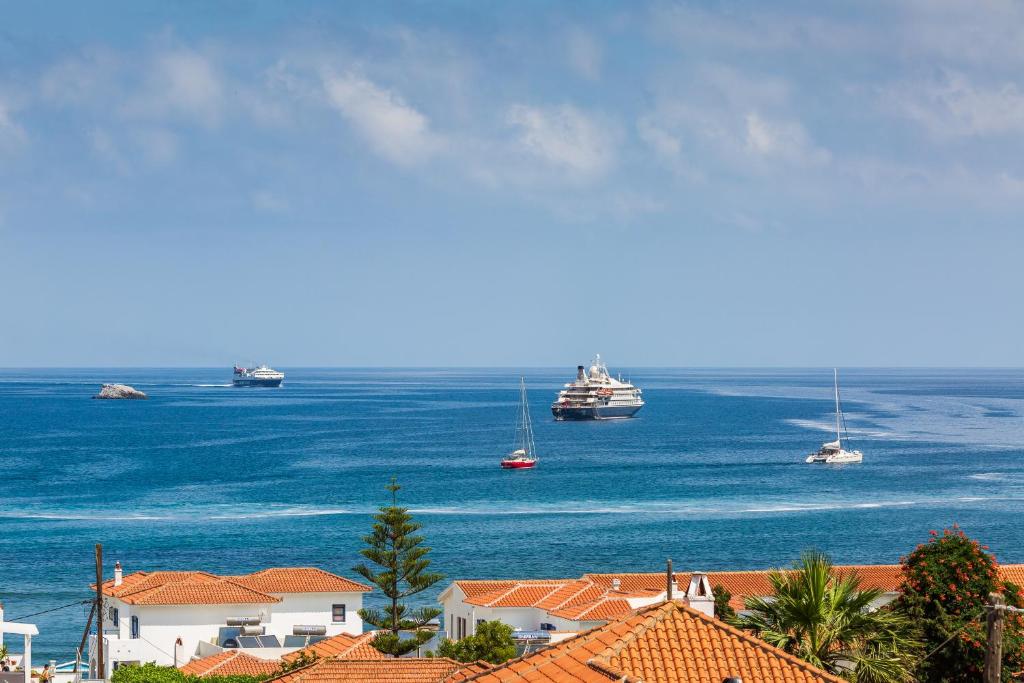 un grupo de barcos en el agua con casas en Villa Kingstone 2, en Skopelos Town