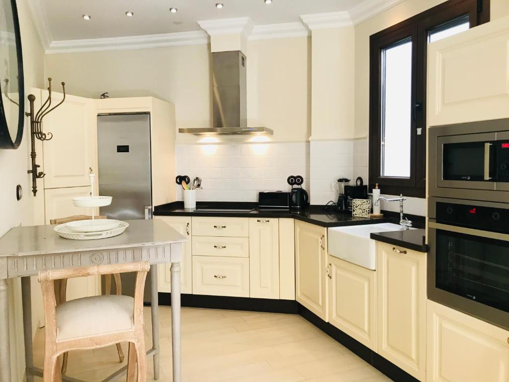 A kitchen or kitchenette at Calderon & old town 4 balconies by ELE Apartments