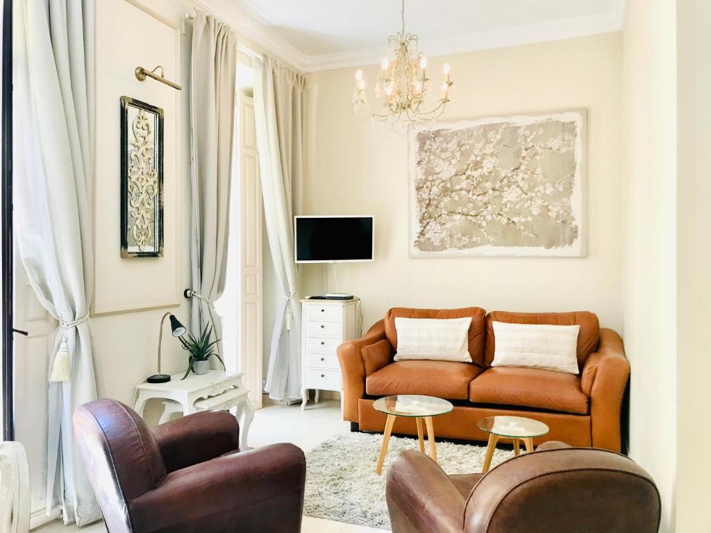A seating area at Calderon & old town 4 balconies by ELE Apartments