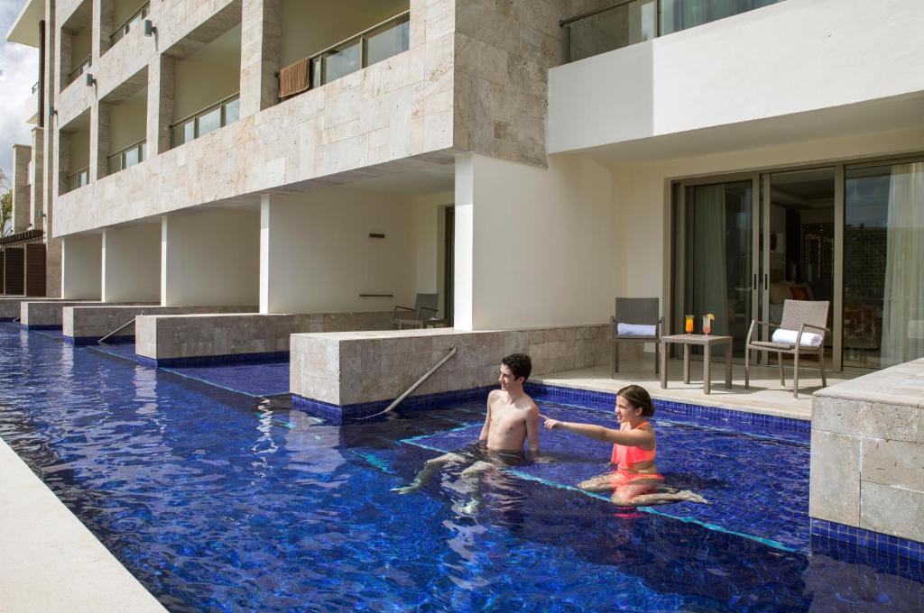 Royalton Bavaro, An Autograph Collection All-Inclusive Resort & Casino - 豪华少年套房游泳