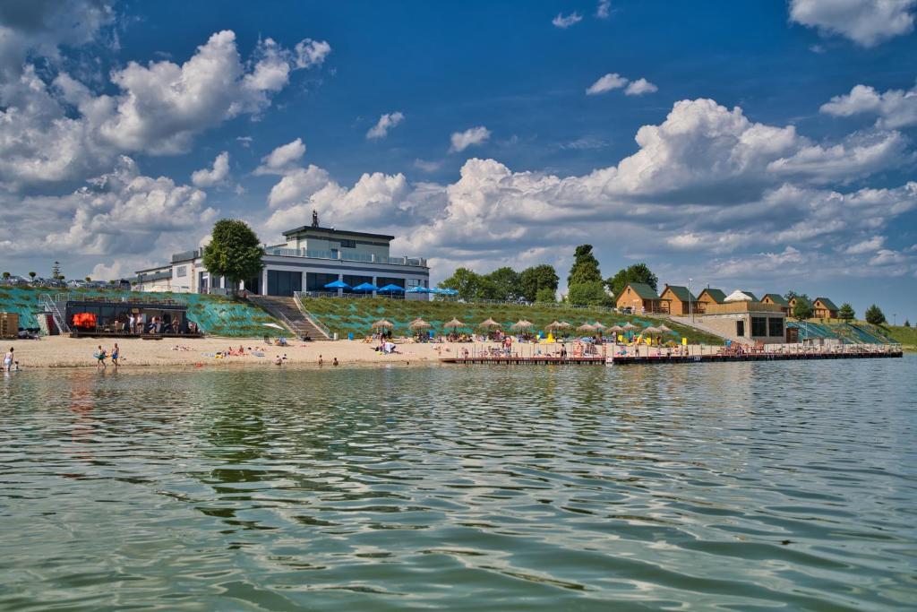 Jeleń的住宿－Jeleń Resort&Spa，海滩上有人和遮阳伞海滩