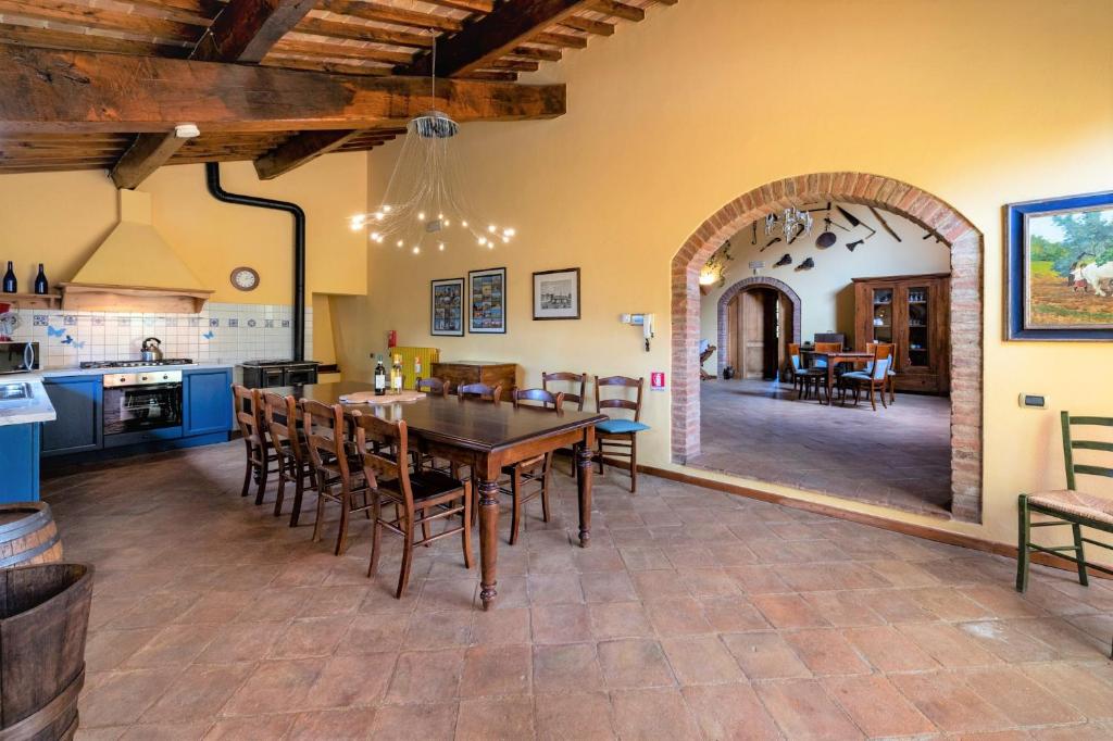 une cuisine et une salle à manger avec une table et des chaises dans l'établissement Villa La Francigena, à San Gimignano