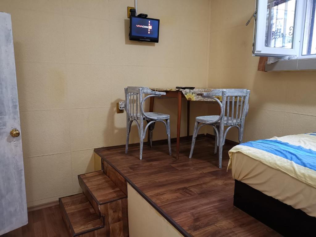 Самостоятено сутеренно студио в центъра на Бургас със ТВ Интернет Independent semi-basement studio in city center of Burgas whit TV, WI-fi