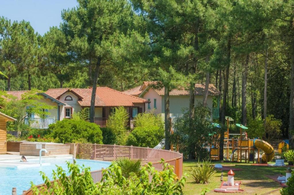 Petite maisonnette mitoyenne, jardin avec terrasse vue pins et golf, au milieu de la pinède, piscine chauffée