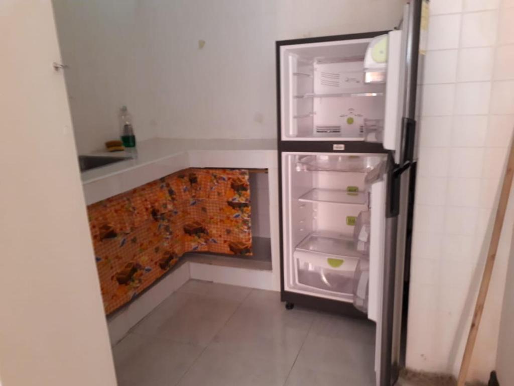un frigorifero vuoto con la porta aperta in una cucina di Apto704 CON VISTA AL MAR BAHÍA DE SANTA MARTA a Santa Marta