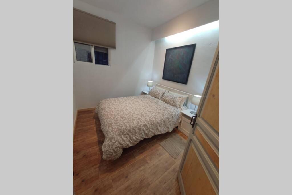 una piccola camera con un letto in una stanza di Precioso y acogedor piso en la Seu de Urgell a La Seu d'Urgell