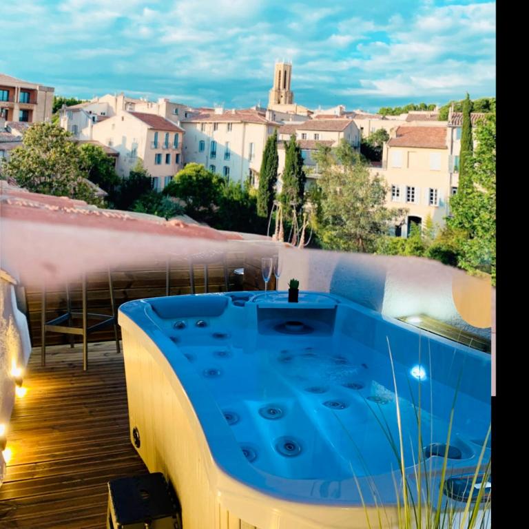 un bain à remous sur une terrasse avec vue sur la ville dans l'établissement Duplex Bellevue SPA PRIVATIF Toit d'Aix, à Aix-en-Provence