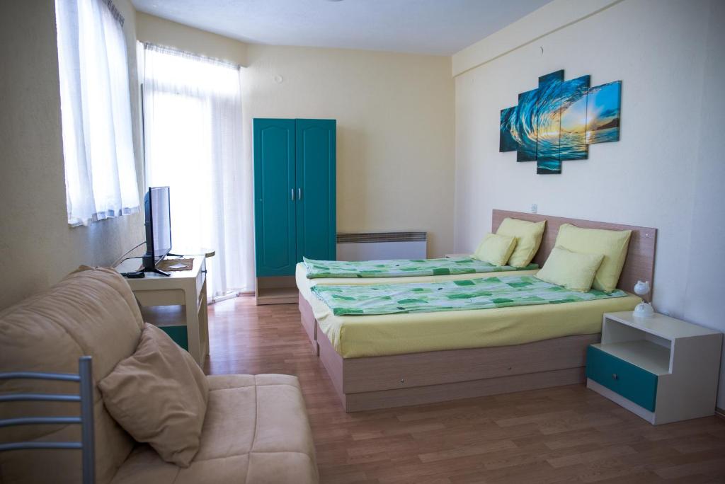 um quarto com uma cama e um sofá em Villa Zaricin em Ohrid