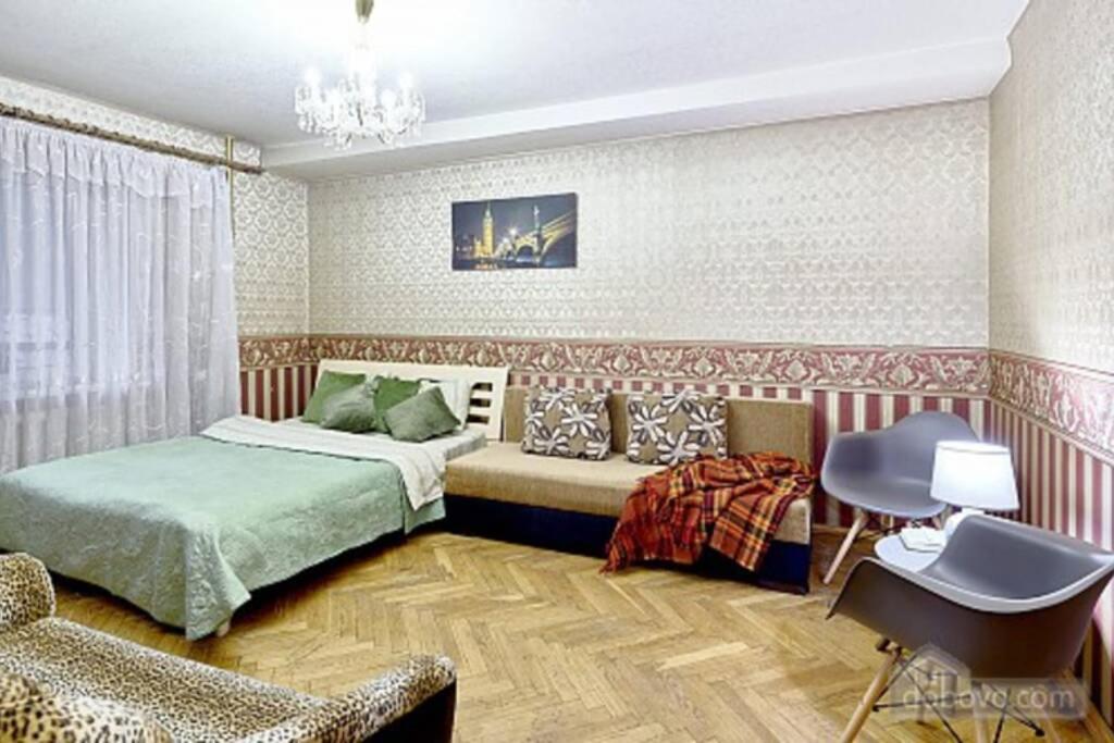 um quarto com uma cama e uma cadeira em S17/67 TWO SEPARATE BEDROOMS - CENTER - PALACE OF SPORT em Kiev