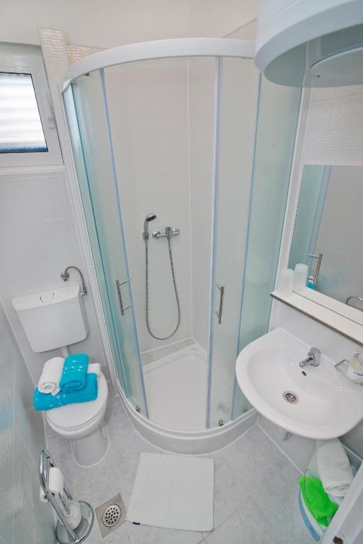 Koupelna v ubytování Apartmani i sobe Josica