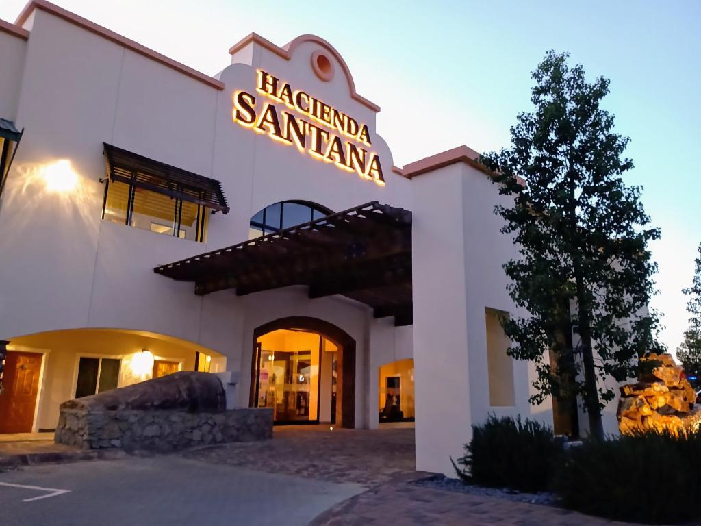 een hotel met een bord dat hacienda santa ana leest bij Hotel Hacienda Santana in Tecate