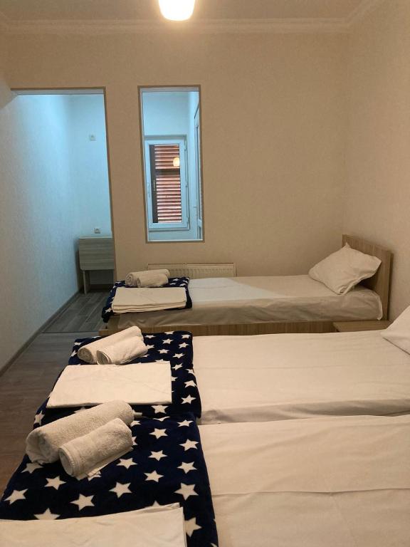Postel nebo postele na pokoji v ubytování Happy Holiday