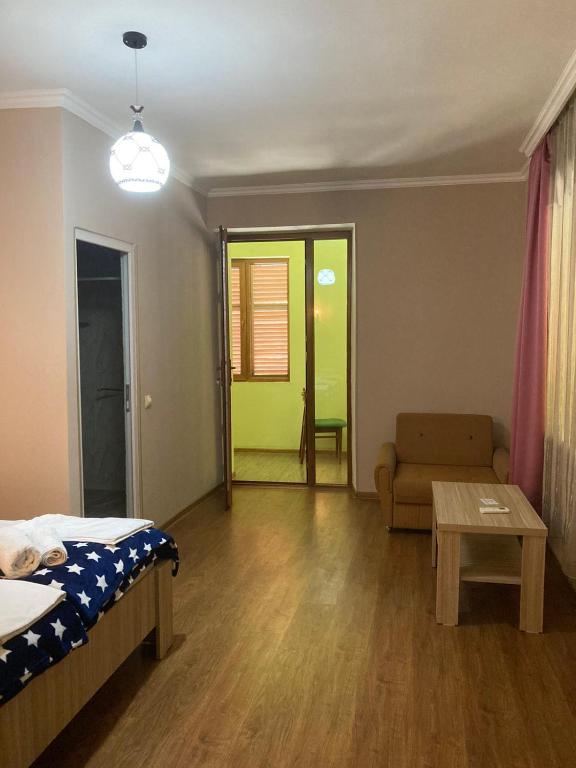 Postel nebo postele na pokoji v ubytování Happy Holiday