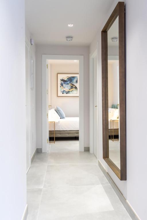 Postel nebo postele na pokoji v ubytování MARBELLA BANUS SUITES - Bird Of Paradise Playas del Duque Banús Suite Apartment