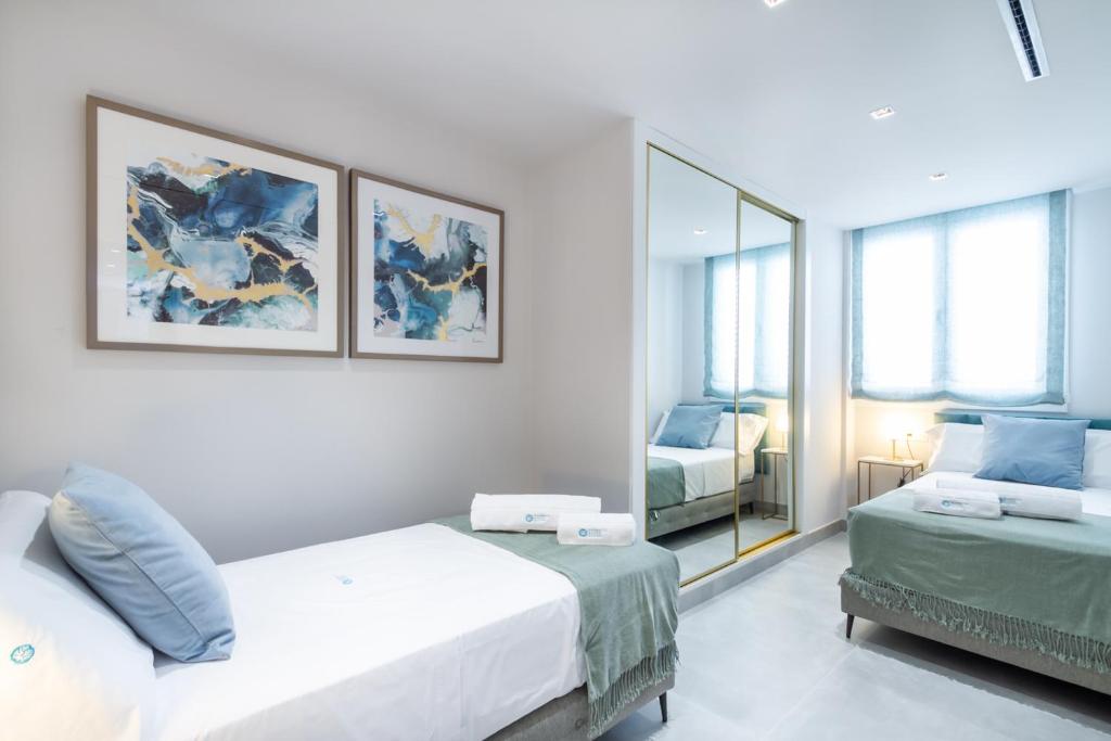 Postel nebo postele na pokoji v ubytování MARBELLA BANUS SUITES - Bird Of Paradise Playas del Duque Banús Suite Apartment