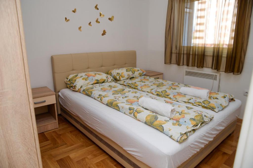 ein kleines Schlafzimmer mit einem Bett mit in der Unterkunft Apartman Luna lukavica in Lukavica