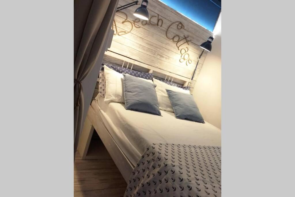 Ein Bett oder Betten in einem Zimmer der Unterkunft "Beach Cottage" monolocale vicino alla spiaggia