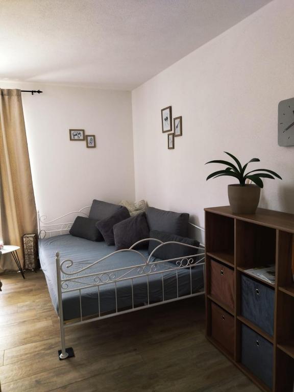 瓦爾赫湖的住宿－**Auszeit am Kaiser**，一间卧室,里面装有床和植物