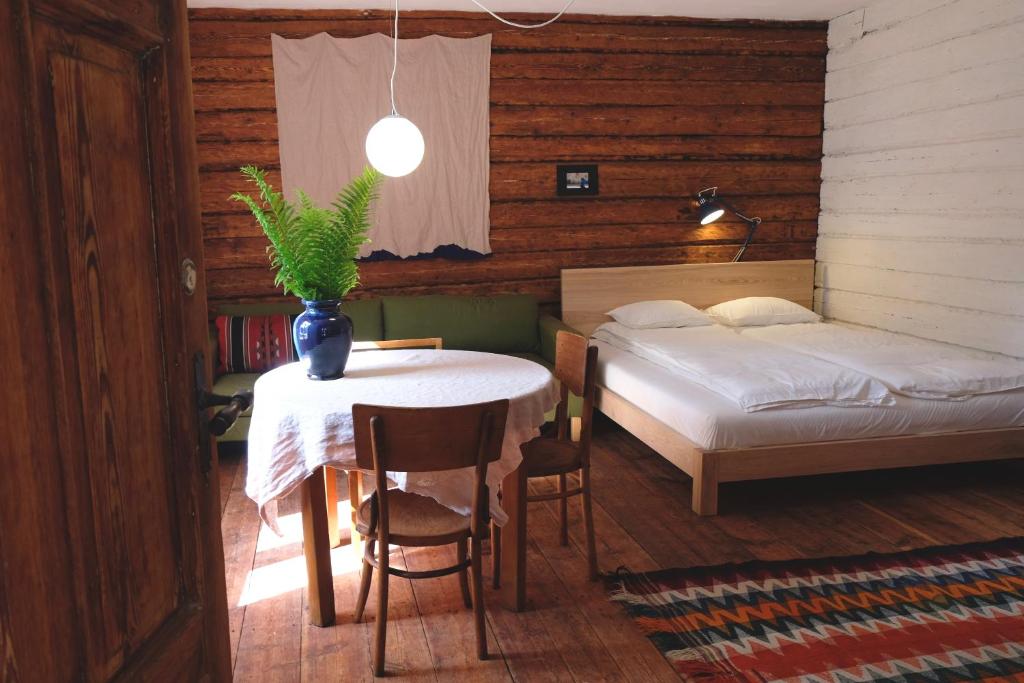 アイナジにあるDesign apartments Jūrmājaのベッドルーム1室(テーブル、ベッド1台、テーブル、椅子付)