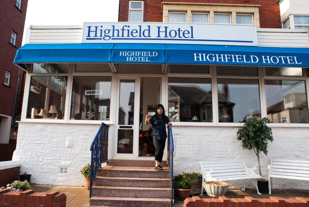 een vrouw die in de deuropening van een hoog hotel staat bij The Highfield Private Hotel in Blackpool