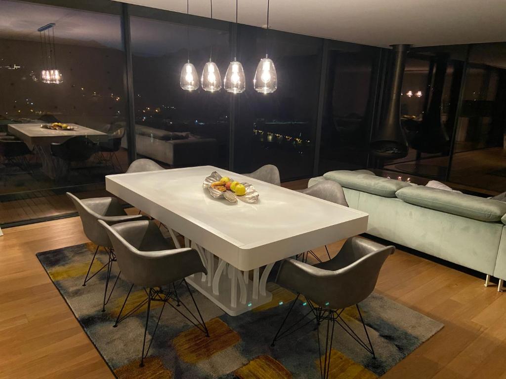 uma sala de jantar com uma mesa branca e cadeiras em Alynes 2 em Ventosa