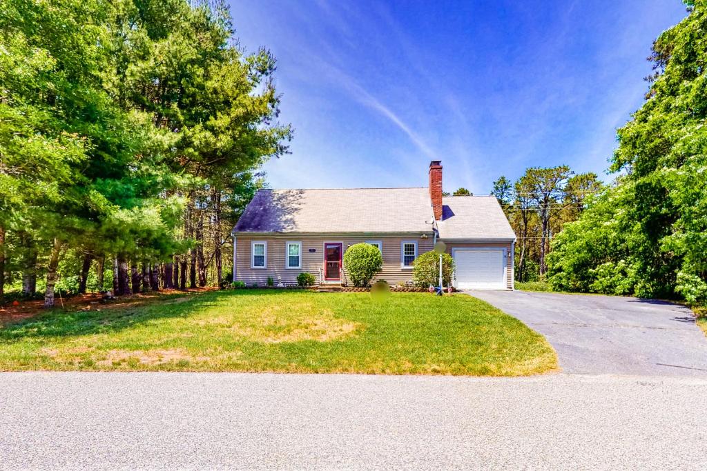 una gran casa blanca con entrada en Mattakeese Villa, en Yarmouth