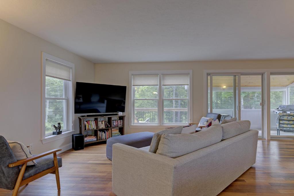 a living room with a couch and a tv at Cannon Woods in Franconia