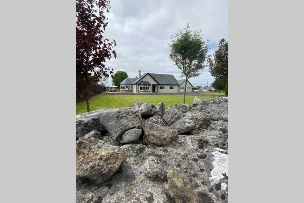 Breathneach House في ليميريك: كومة من الصخور أمام المنزل