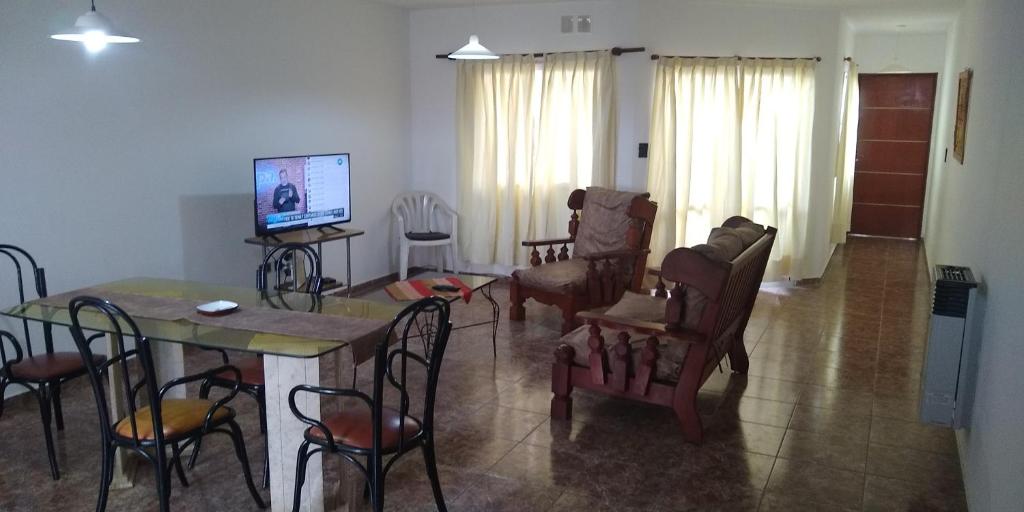 sala de estar con mesa, sillas y TV en Amplio departamento Barrio Jardin en Córdoba