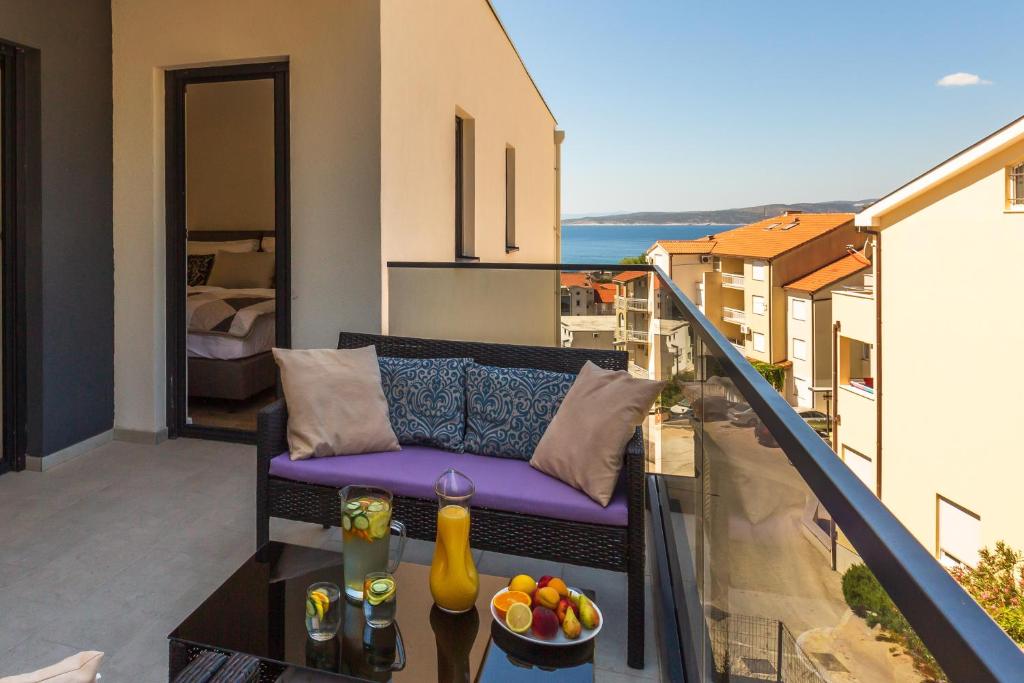 balcón con sofá púrpura en Luxury 2 bedroom apartment with sea view, en Baška Voda