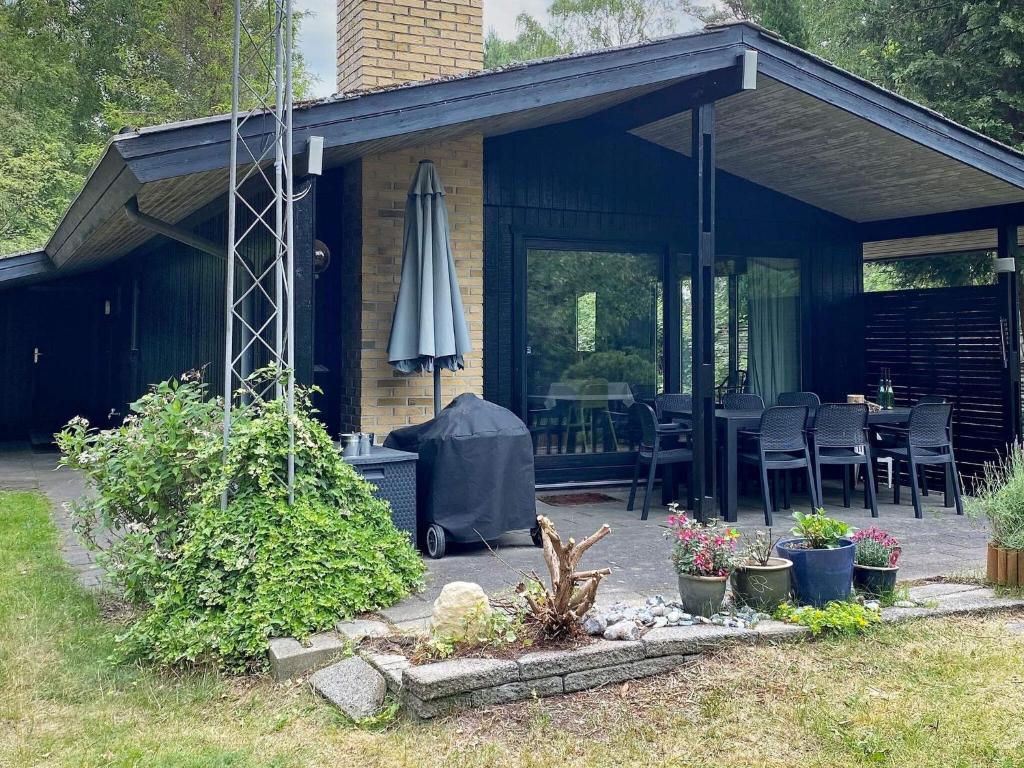 Bøtø Byにある6 person holiday home in V ggerl seのパティオ(傘付)付きの家