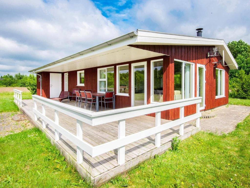 ホーフブルグにある6 person holiday home in Hovborgの小さな赤い家(大きなデッキ付)