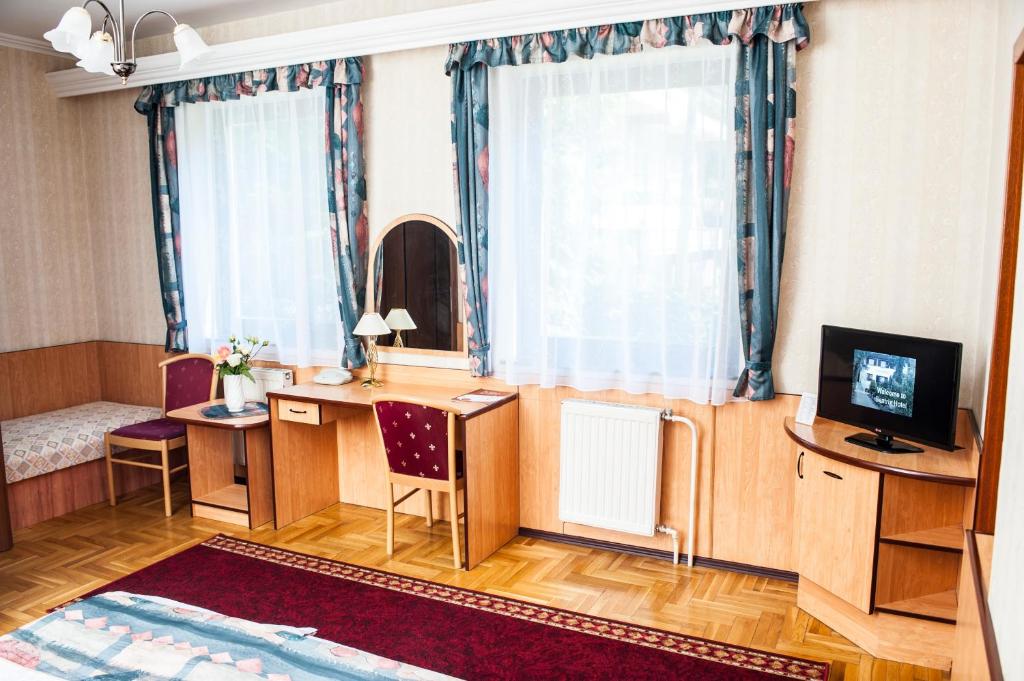 TV a/nebo společenská místnost v ubytování Beatrix Hotel