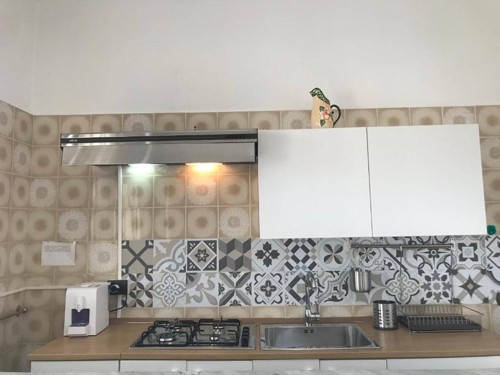 A kitchen or kitchenette at Modern Apartment in San Giorgio Timpirussi, Sea View, 90 m²