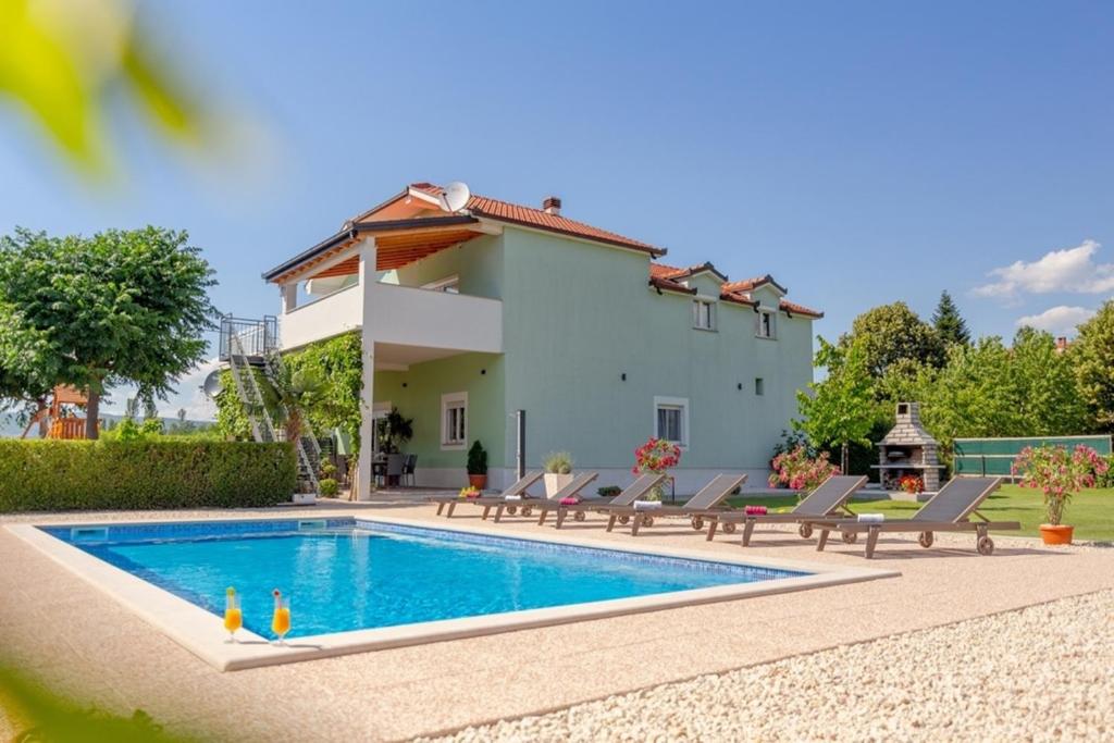 Bazén v ubytovaní Holiday house Anetta with 5 bedrooms alebo v jeho blízkosti