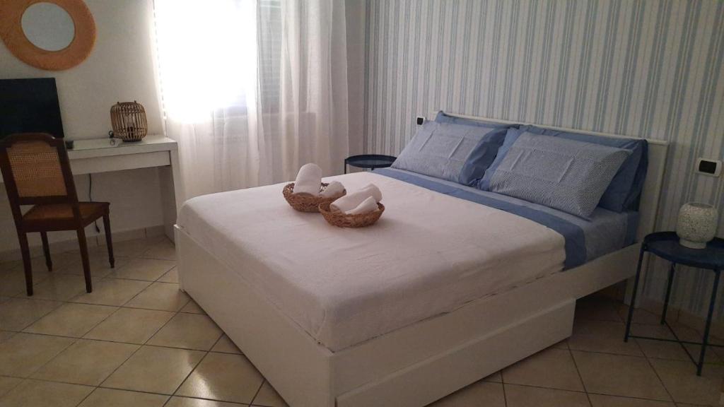 a bedroom with a bed with two stuffed animals on it at Fenestammare in Castellammare di Stabia