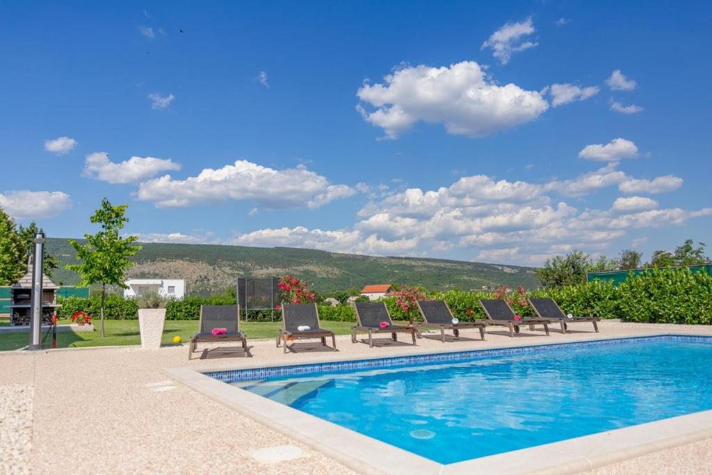 Bazén v ubytovaní Holiday house Anetta with 5 bedrooms alebo v jeho blízkosti