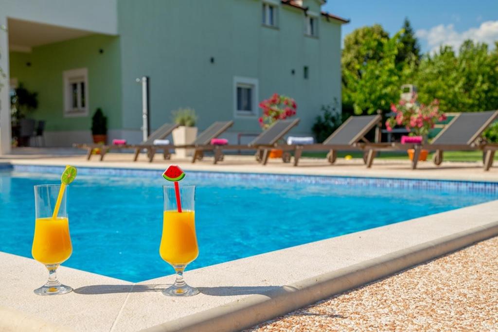 Bazén v ubytovaní Holiday house Anetta with 5 bedrooms alebo v jeho blízkosti
