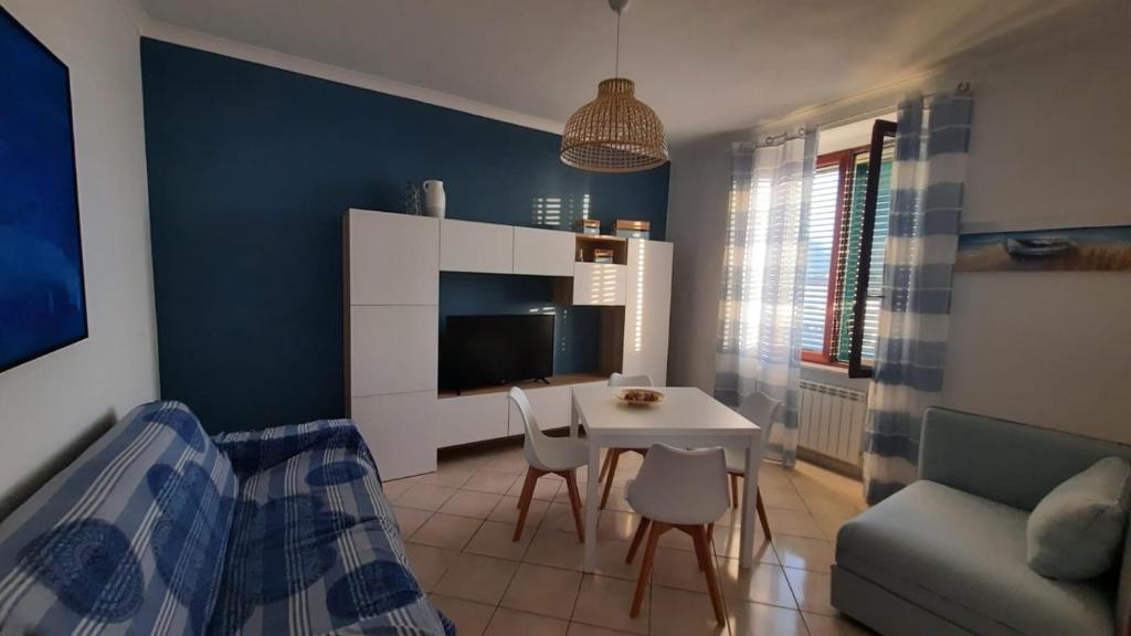 mały salon ze stołem i kanapą w obiekcie Fenestammare w mieście Castellammare di Stabia