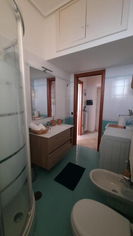 łazienka z toaletą, umywalką i wanną w obiekcie Fenestammare w mieście Castellammare di Stabia