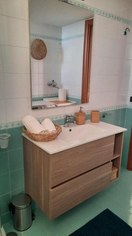 łazienka z umywalką i lustrem w obiekcie Fenestammare w mieście Castellammare di Stabia