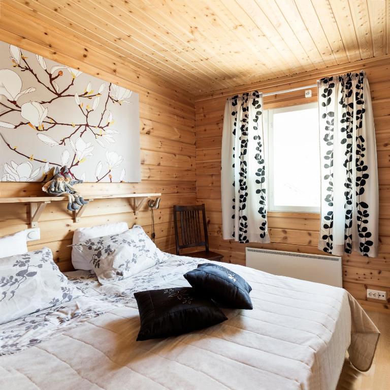 Postel nebo postele na pokoji v ubytování Napapiirin Järvilomat