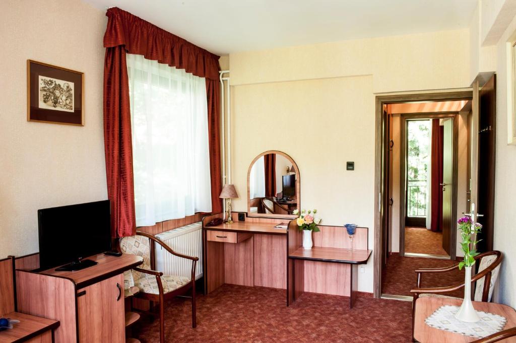 TV a/nebo společenská místnost v ubytování Beatrix Hotel