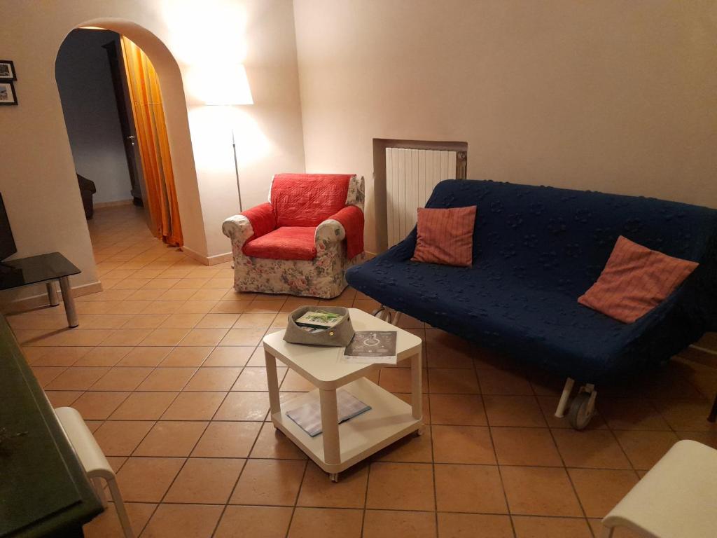 コゼンツァにあるCasa Elisaのリビングルーム(青いソファ、赤い椅子付)