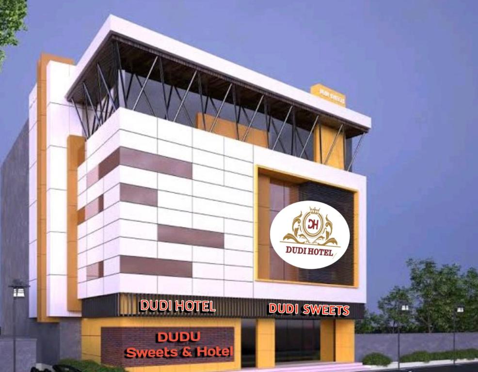 uma representação de um edifício com uma falsa vista de cavalo e casa em DUDI HOTEL em Bikaner