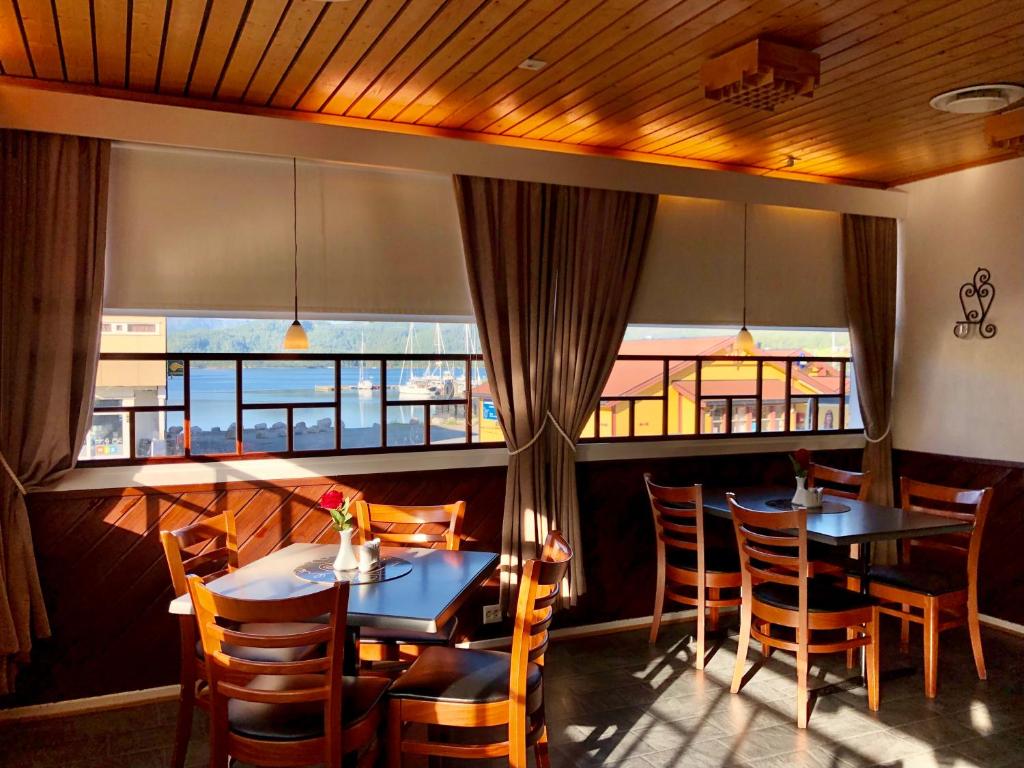 Restaurace v ubytování Ørnes Hotell
