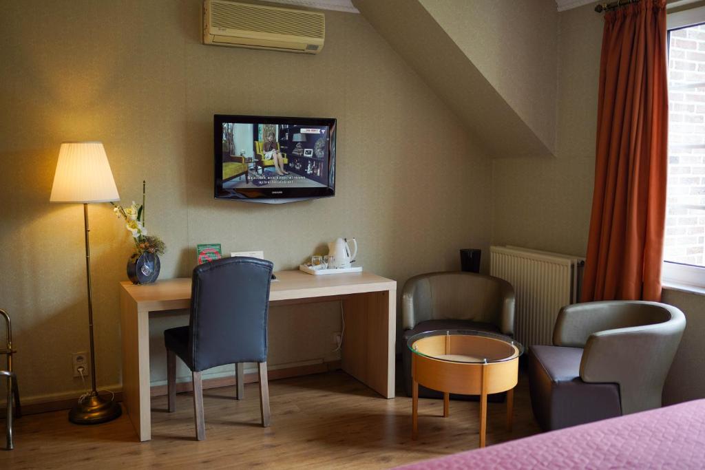 TV a/nebo společenská místnost v ubytování Hotel Prins van Oranje