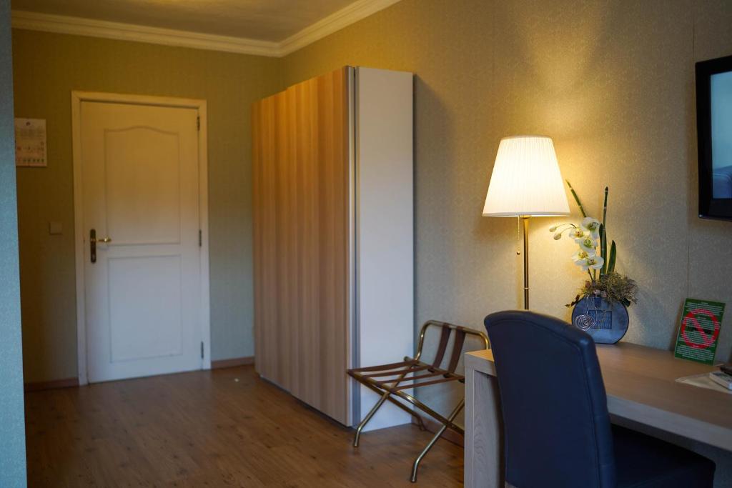 TV a/nebo společenská místnost v ubytování Hotel Prins van Oranje